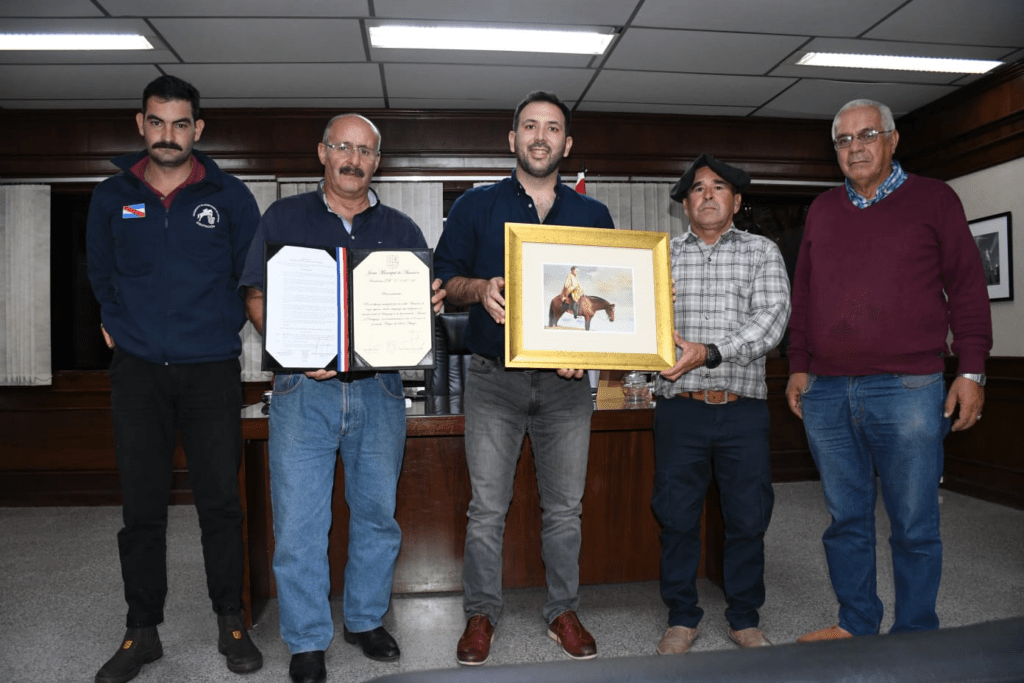 Junta Municipal de Asunción entregó reconocimiento a jinetes uruguayos. Foto: JMA.