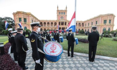 Izamiento de la Bandera Paraguaya en el Día de la Independencia. Foto: Archivo.