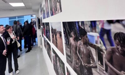 Público en la muestra colectiva en la que participó Luis Vera en París. Cortesía