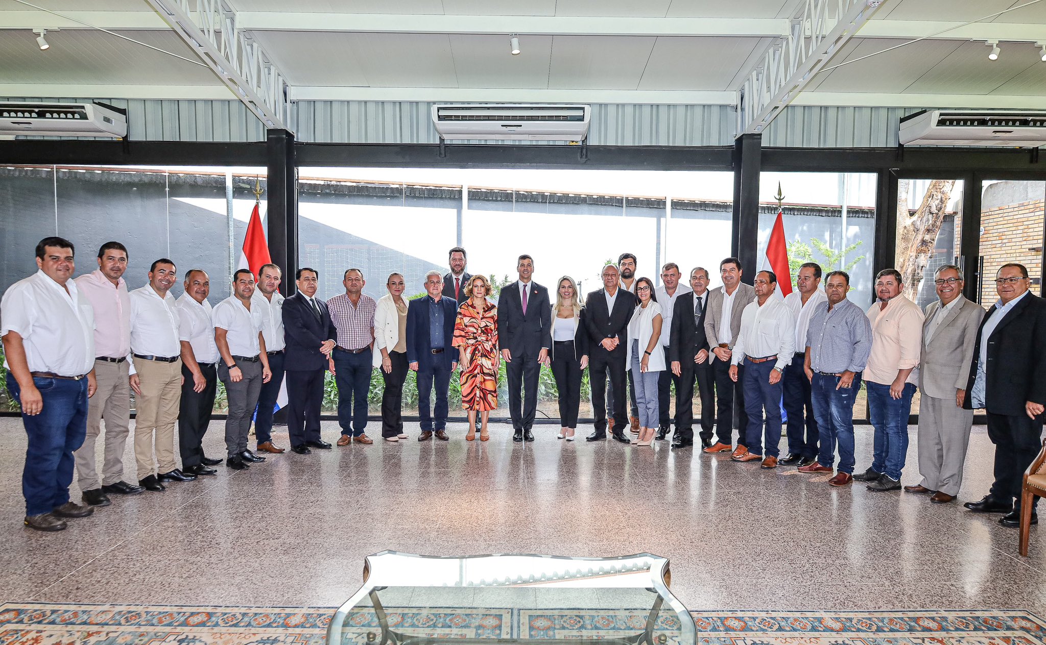 El presidente se reunió en Mburuvicha Róga con intendentes. Foto: Gentileza.