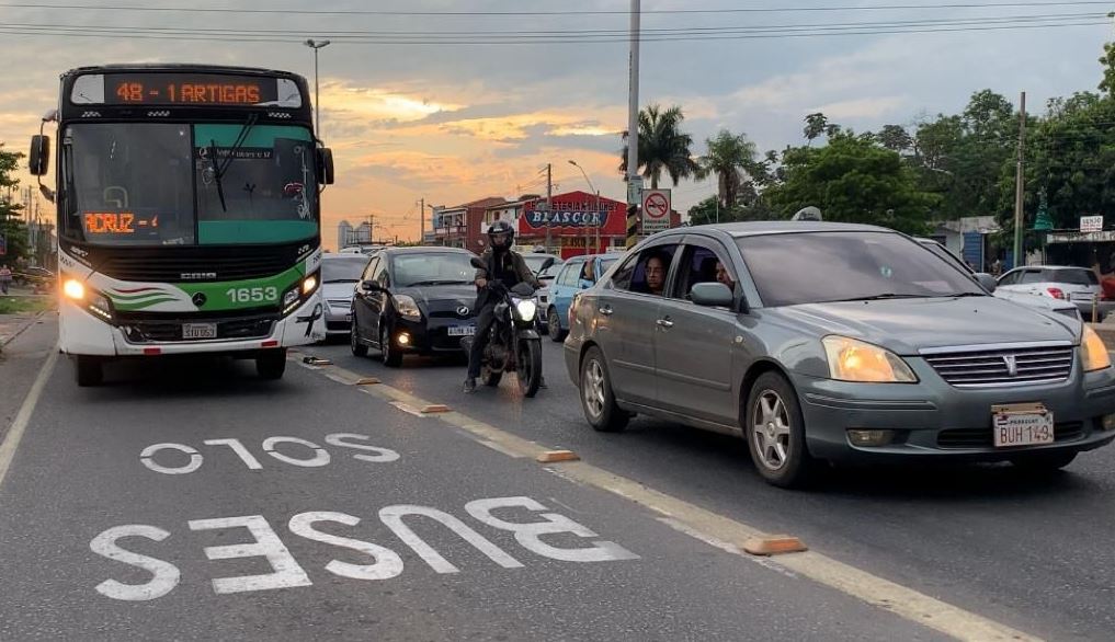 Suman 435 los conductores de vehículos particulares sancionados por circular sobre el carril dedicado al desplazamiento de los buses. Foto: IP