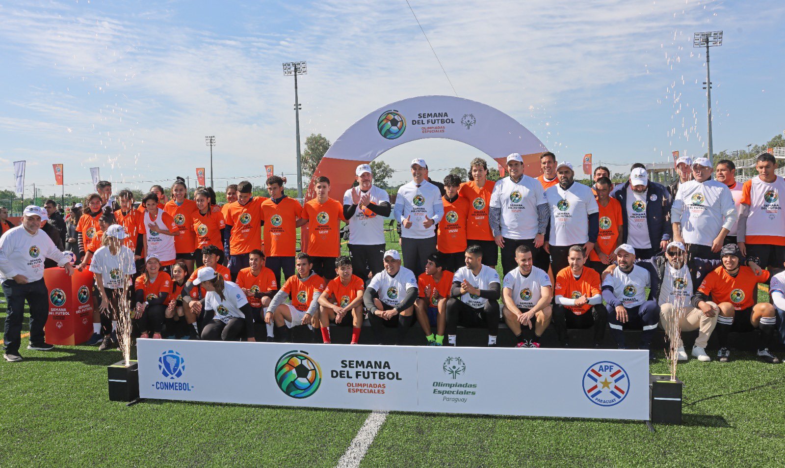 Autoridades deportivas y del gobierno lanzaron la "Semana del Fútbol". Foto: Presidencia.