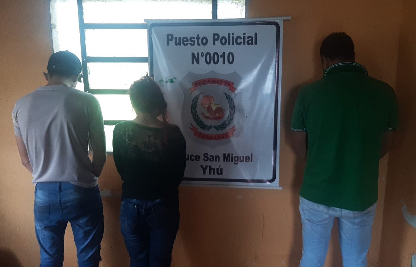 Los tres detenidos por tenencia de armas ilegales están a disposición del Ministerio Público. Foto: Gentileza.