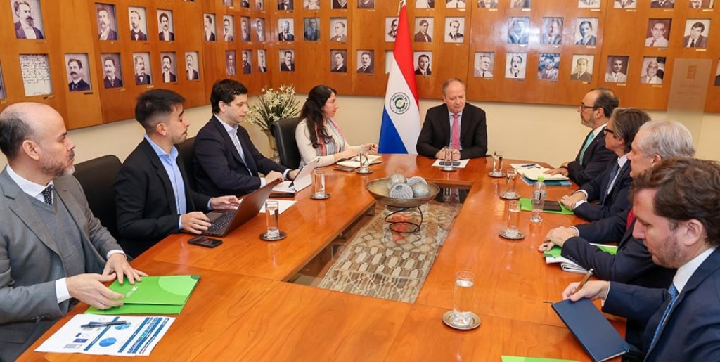 El ministro de Economía y Finanzas, Carlos Fernández Valdovinos, se reunió con al presidente ejecutivo del Banco de Desarrollo de América Latina y el Caribe. Foto: MEF.