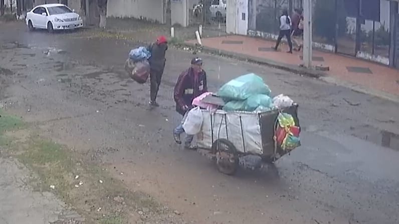 El delincuente se retiró tranquilamente. Foto: Captura.