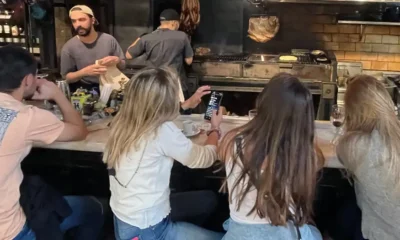 Hombres y mujeres en un restaurante de carnes argentinas en Buenos Aires Imagen: Tobias Käufer