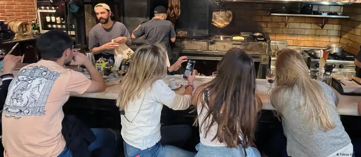 Hombres y mujeres en un restaurante de carnes argentinas en Buenos Aires Imagen: Tobias Käufer