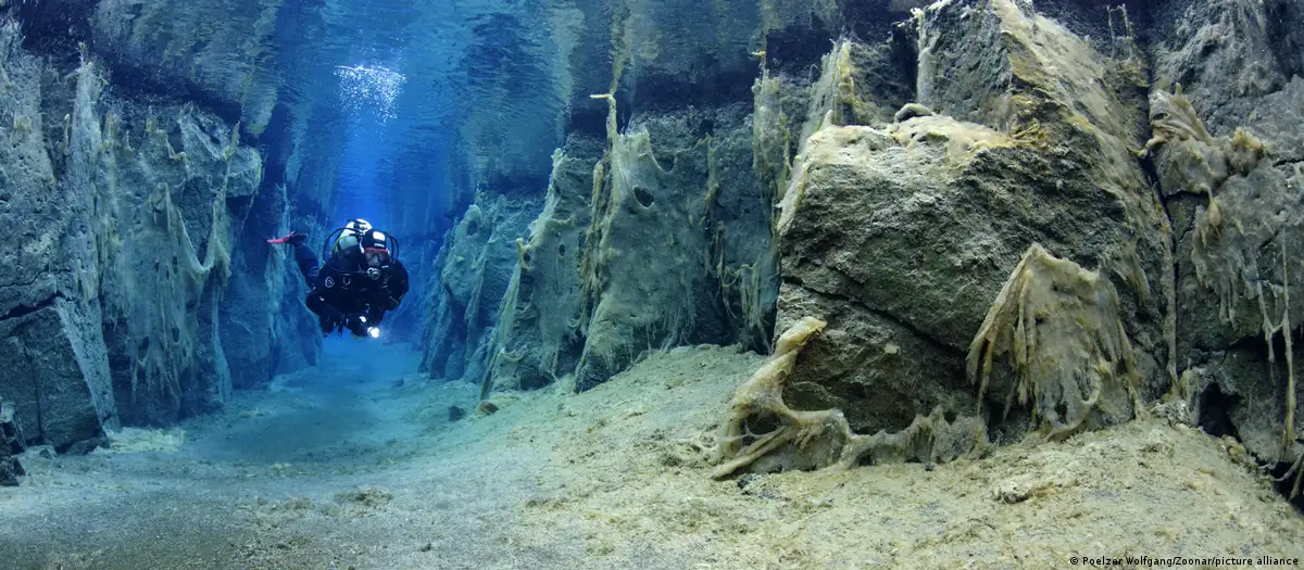 Un buzo en agua dulce cristalina en el norte de Islandia.Imagen: Poelzer Wolfgang/Zoonar/picture alliance