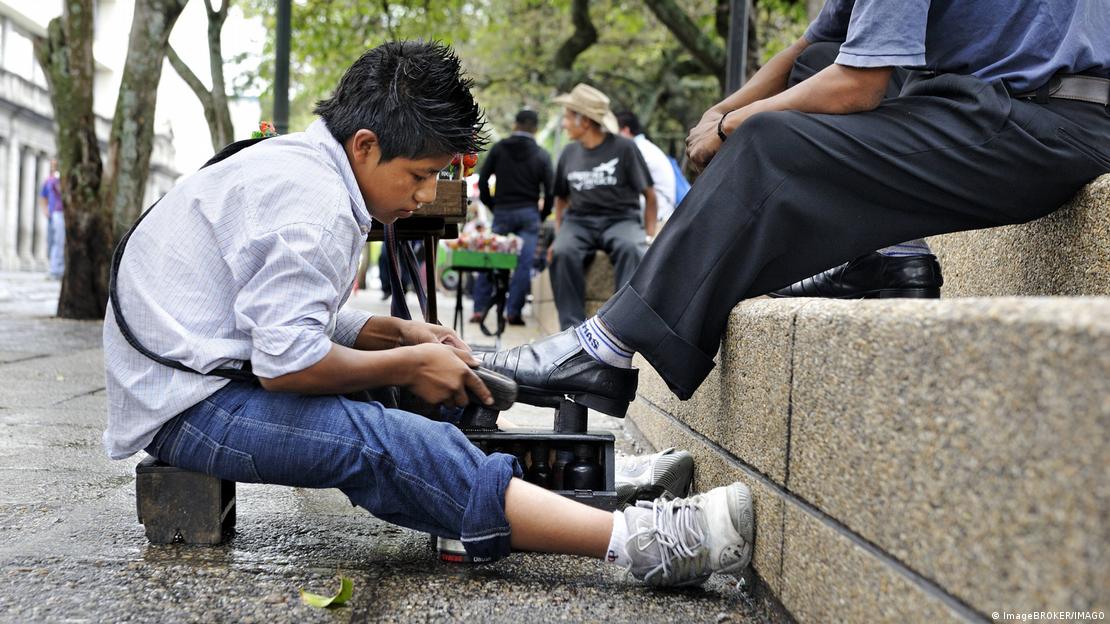 El trabajo infantil también tiene lugar en zonas urbanas. Imagen: ImageBROKER/IMAGO