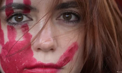 Una mujer en una protesta contra las violencias contra las mujeres en Roma.Imagen: Luca Bruno/AP Photo/picture alliance