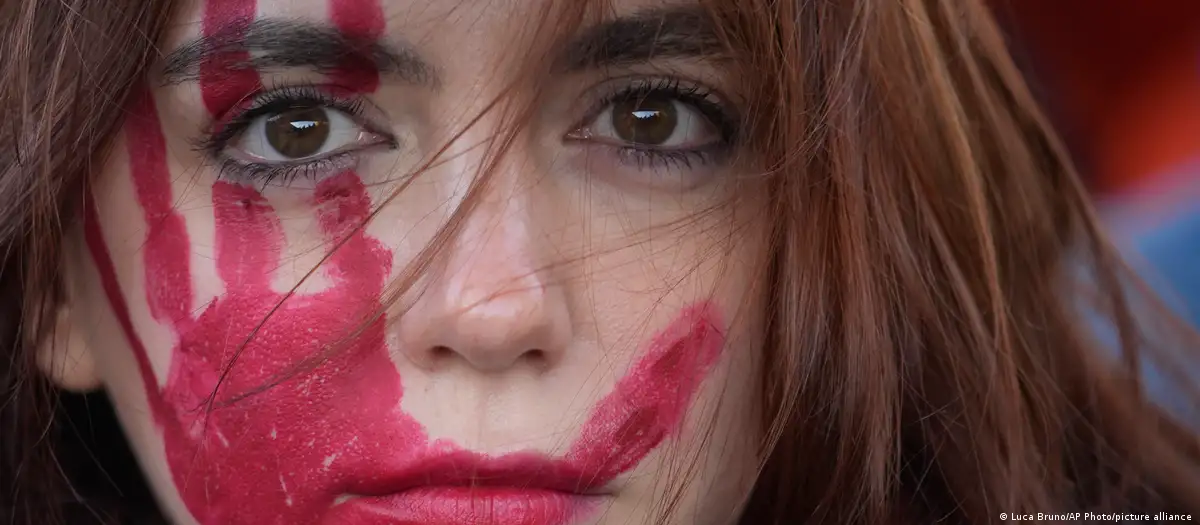 Una mujer en una protesta contra las violencias contra las mujeres en Roma.Imagen: Luca Bruno/AP Photo/picture alliance