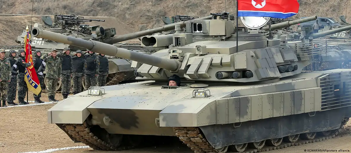 El mandatario norcoreano, Kim Jong-un, conduce un nuevo tipo de tanque de guerra. (Imagen de archivo: 13.03.2024) Imagen: KCNA/KNS/AP/picture alliance/DW