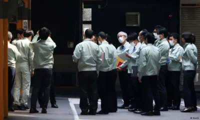 Momento de la inspección que realizó el ministerio de Salud japonés en marzo de 2024 en la empresa farmacéutica Kobayashi Pharmaceutical. Imagen: Naoki Otsuka/AP Photo/picture alliance