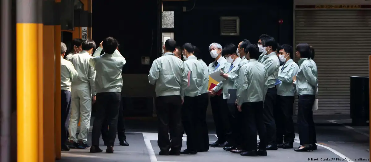 Momento de la inspección que realizó el ministerio de Salud japonés en marzo de 2024 en la empresa farmacéutica Kobayashi Pharmaceutical. Imagen: Naoki Otsuka/AP Photo/picture alliance