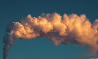 Humo de una chimenea proveniente de una planta química que contamina el aire. Imagen: Pond5 Images/IMAGO