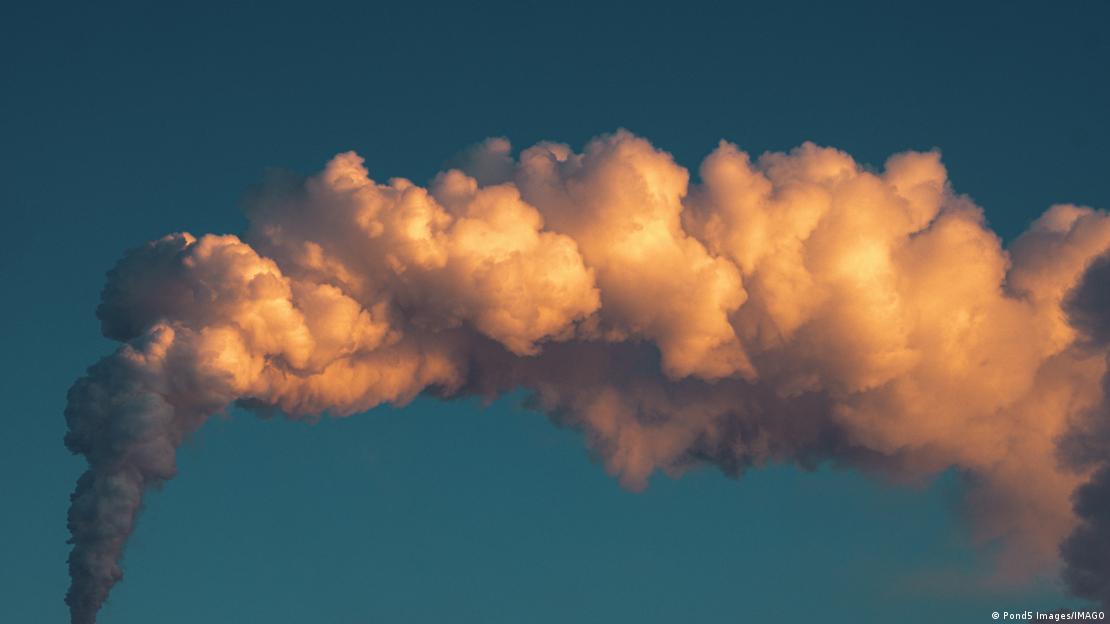 Humo de una chimenea proveniente de una planta química que contamina el aire. Imagen: Pond5 Images/IMAGO