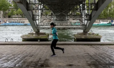 Está previsto que el Sena sea el escenario de la prueba de natación del triatlón y el maratón en aguas abiertas en los Juegos Olímpicos de París. Imagen: Olympia De Maismont/AFP