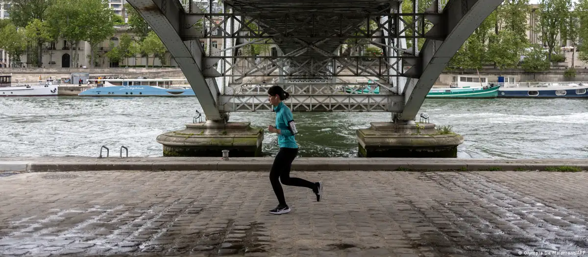 Está previsto que el Sena sea el escenario de la prueba de natación del triatlón y el maratón en aguas abiertas en los Juegos Olímpicos de París. Imagen: Olympia De Maismont/AFP