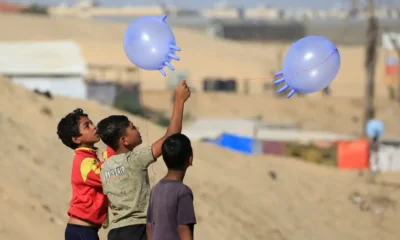 Niños palestinos desplazados juegan con guantes de quirúrgicos en Rafah, en el sur de la Franja de Gaza, en medio del conflicto entre Israel y el grupo islamista Hamás. (Foto de archivo: 31.05.2024) Imagen: Eyad Baba/AFP/DW