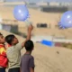 Niños palestinos desplazados juegan con guantes de quirúrgicos en Rafah, en el sur de la Franja de Gaza, en medio del conflicto entre Israel y el grupo islamista Hamás. (Foto de archivo: 31.05.2024) Imagen: Eyad Baba/AFP/DW