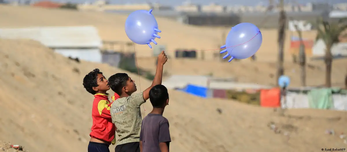 Niños palestinos desplazados juegan con guantes de quirúrgicos en Rafah, en el sur de la Franja de Gaza, en medio del conflicto entre Israel y el grupo islamista Hamás. (Foto de archivo: 31.05.2024) Imagen: Eyad Baba/AFP/DW