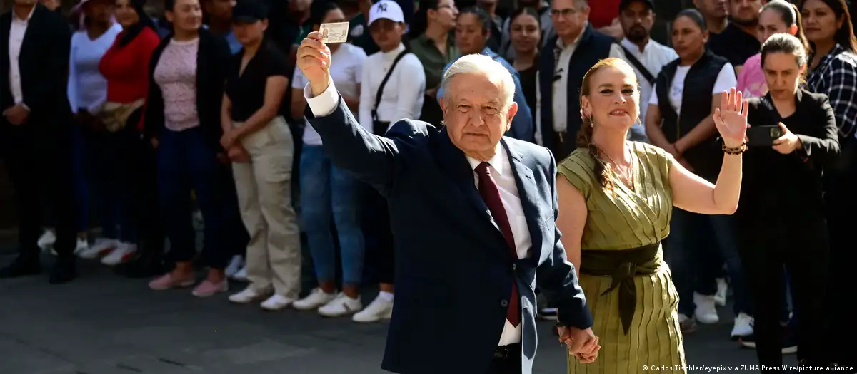 AMLO fue a votar acompañado por su esposa, Beatriz Gutiérrez.Imagen: Carlos Tischler/eyepix via ZUMA Press Wire/picture alliance