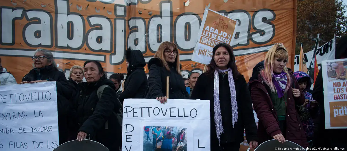 Una reciente protesta del movimiento feminista "Ni una menos" frente al Congreso argentino. (Archivo: 03.06.2024)Imagen: Roberto Almeida Aveledo/ZUMA/picture alliance