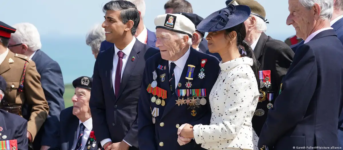 Sunak participó en una ceremonia en el memorial británico de Ver-sur-Mer, pero su ausencia en el acto principal en Omaha Beach le ganó duras críticas.Imagen: Gareth Fuller/AP/picture alliance