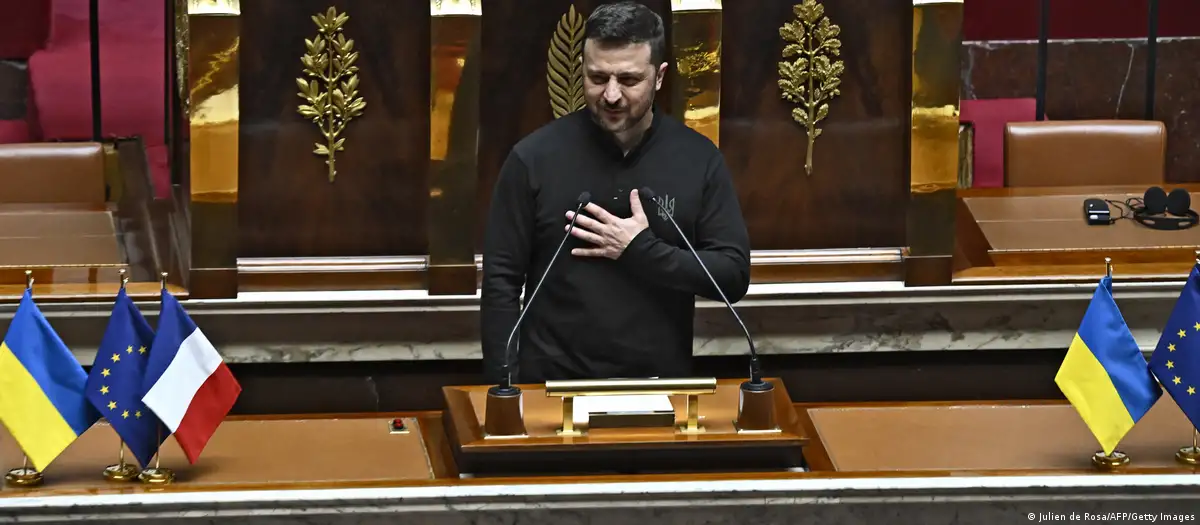 Frente a Rusia, "el mundo tiene que unirse para ganar" dijo Zelenski ante la Asamblea Nacional de Francia.Imagen: Julien de Rosa/AFP/Getty Images