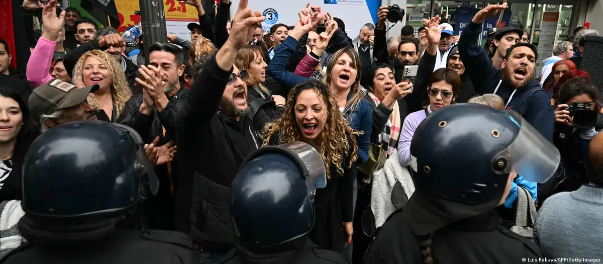 Manifestantes protestan en Buenos Aires contra los planes de reforma de Javier Milei, el 12 de junio de 2024 Imagen: Luis Robayo/DW