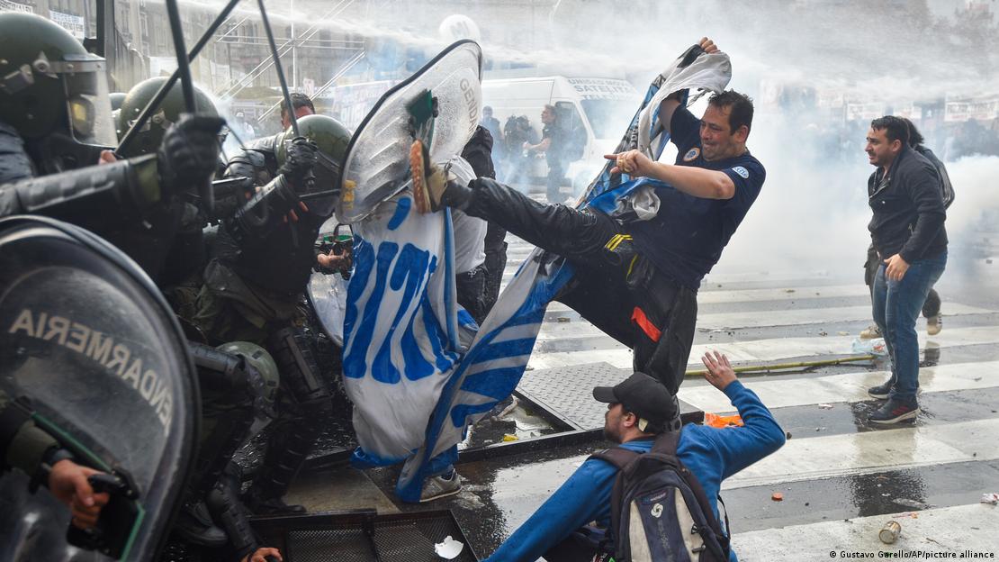 Un manifestante patea un escudo policial, en las protestas contra la Ley de Bases del presidente Javier Milei, en Buenos Aires, el 12 de junio de 2024.