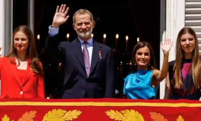 La familia real se asomó por primera vez al completo al balcón del salón del trono del Palacio Real. Imagen: Susana Vera/REUTERS/DW