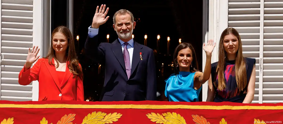 La familia real se asomó por primera vez al completo al balcón del salón del trono del Palacio Real. Imagen: Susana Vera/REUTERS/DW