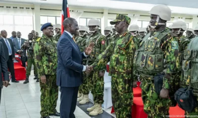 Presidente de Kenia despide a grupo de agentes que se desplegarán en Haití. Imagen: REBECCA NDUKU/PRESIDENTIAL COMMUNICATION SERVICE/EPA