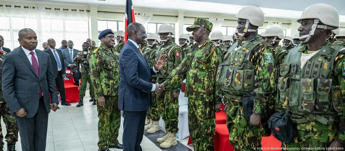 Presidente de Kenia despide a grupo de agentes que se desplegarán en Haití. Imagen: REBECCA NDUKU/PRESIDENTIAL COMMUNICATION SERVICE/EPA