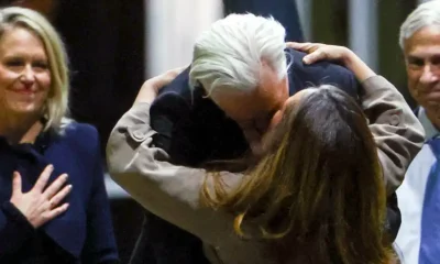 El reencuentro de Assange con su esposa, Stella. Imagen: Edgar Su/DW