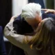 El reencuentro de Assange con su esposa, Stella. Imagen: Edgar Su/DW