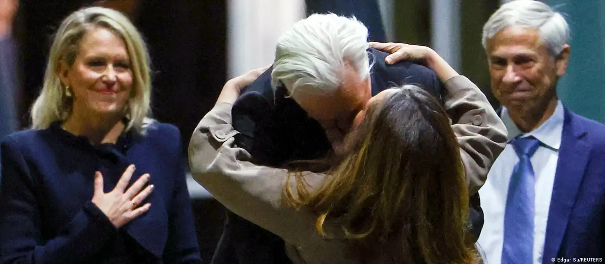 El reencuentro de Assange con su esposa, Stella. Imagen: Edgar Su/DW