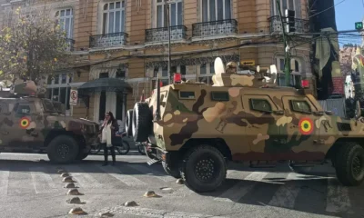 Las imágenes de una tanqueta que intentó derribar una puerta metálica del Palacio Presidencial se difundieron rápidamente por redes sociales. Imagen: EPA/Luis Gandarillas