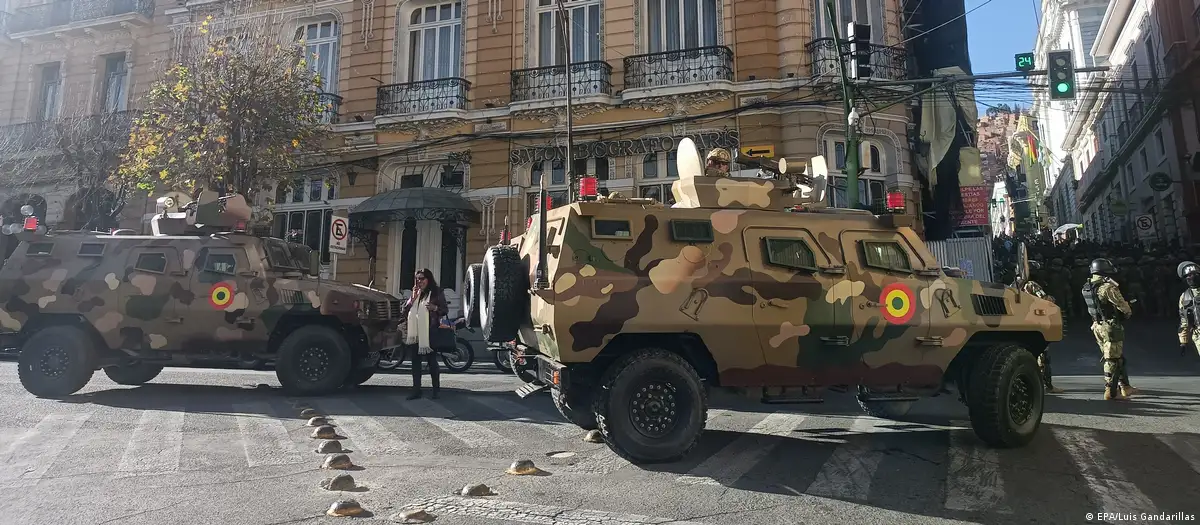 Las imágenes de una tanqueta que intentó derribar una puerta metálica del Palacio Presidencial se difundieron rápidamente por redes sociales. Imagen: EPA/Luis Gandarillas