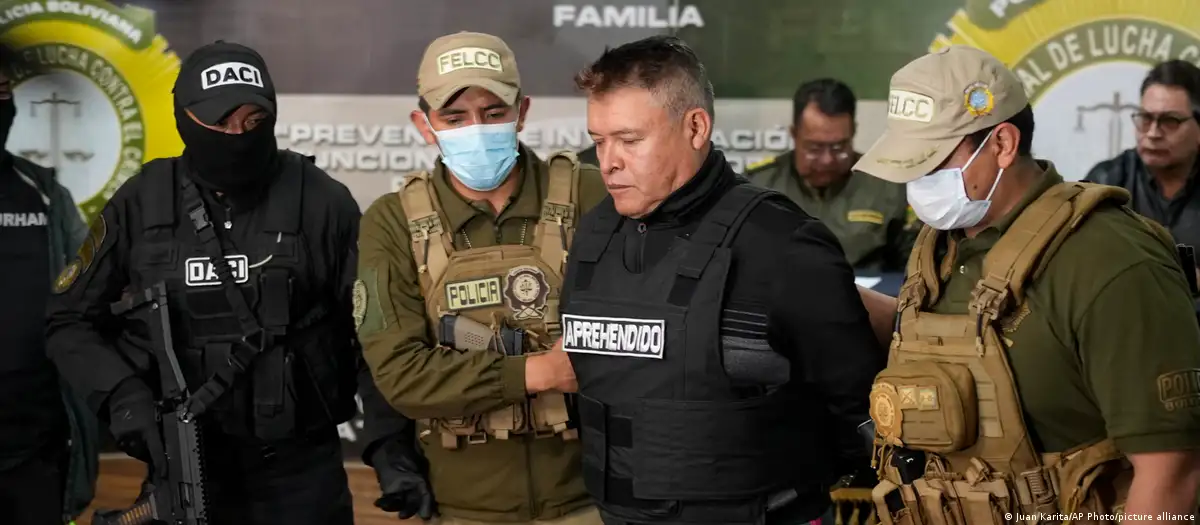 Juan José Zúñiga, siendo trasladado por policías tras el intento de golpe de Estado en Bolivia. Imagen: Juan Karita/AP Photo/picture alliance