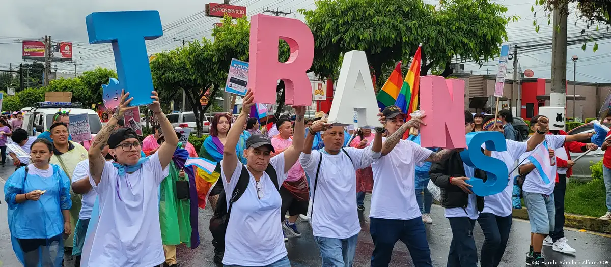 iles marcharon con carteles a favor de la inclusión de la comunidad LGTB+. Imagen: Harold Sánchez Alferez/DW