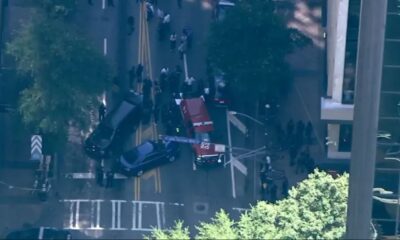 Personal de emergencia se reúne cerca del lugar de un tiroteo en Atlanta. (Crédito: WSB)