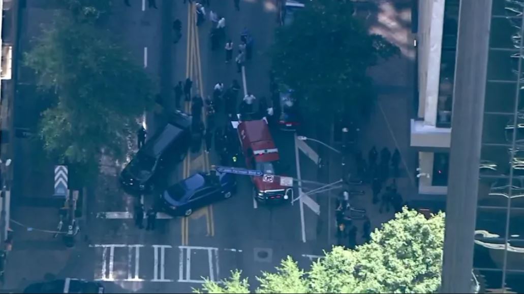 Personal de emergencia se reúne cerca del lugar de un tiroteo en Atlanta. (Crédito: WSB)