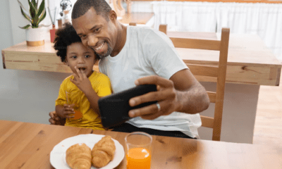 Sefie padre e hijo. Foto referencial. Unplash.