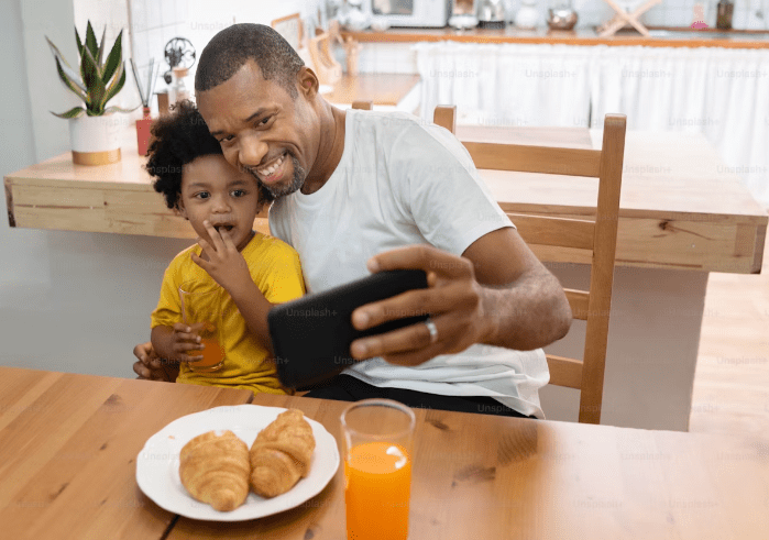 Sefie padre e hijo. Foto referencial. Unplash.