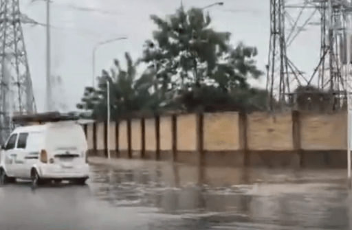 Inundación en la cabecera del Puente Héroes del Chaco. Foto: Captura de pantalla.