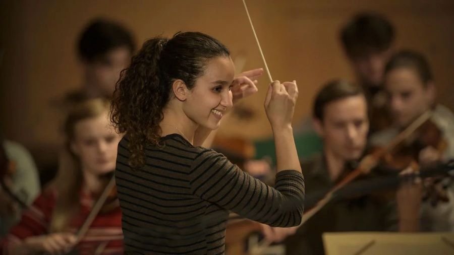 Oulaya Amamra como Zahia Ziouani en "Divertimento". Captura