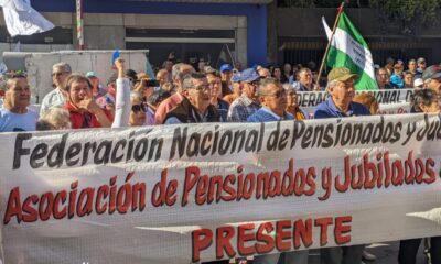 Asegurados y jubilados de IPS se manifestan contra los directivos, la falta de insumo y mala atención. Foto: 680 AM