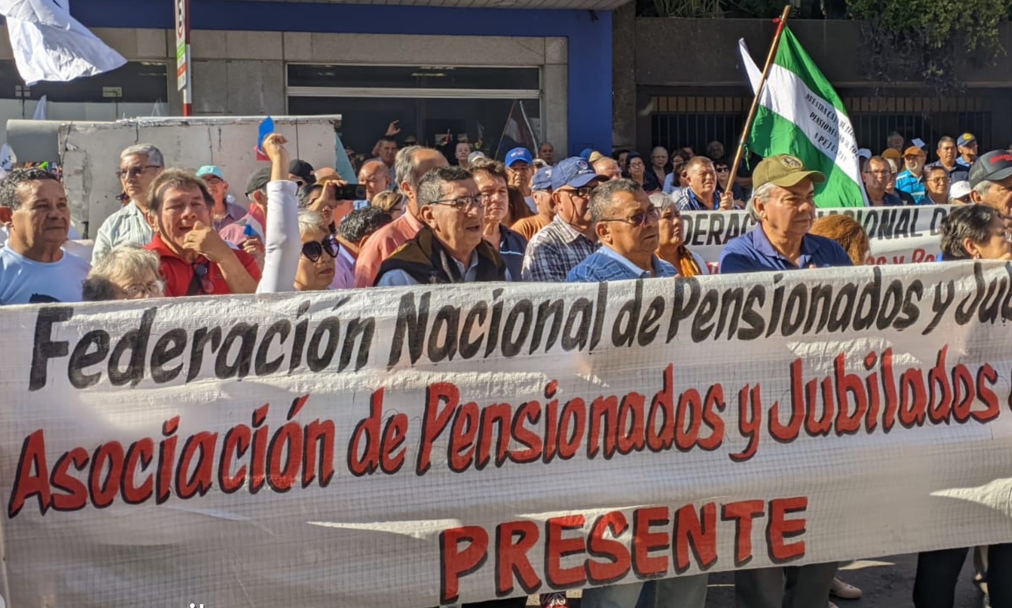 Asegurados y jubilados de IPS se manifestan contra los directivos, la falta de insumo y mala atención. Foto: 680 AM